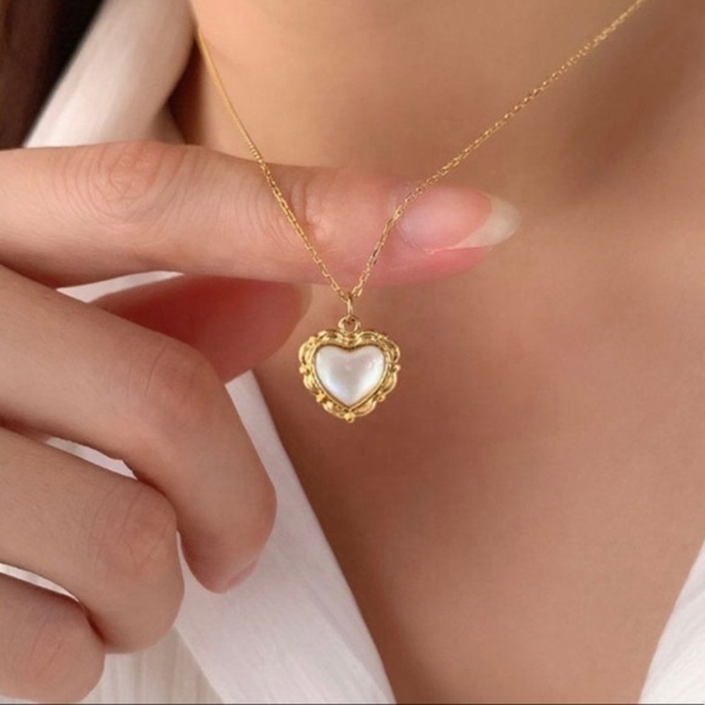18K PVD Gold Plated Natural Shell Heart Retro Vintage Feel Necklace.